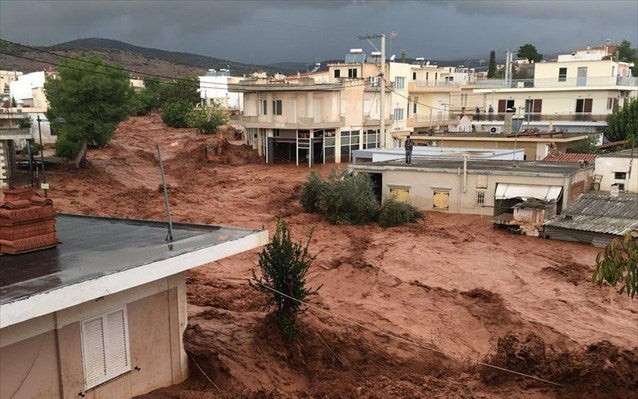 Βίντεο-σοκ από την Μάνδρα: Η στιγμή που γυναίκα παρασύρεται από τα ορμητικά νερά